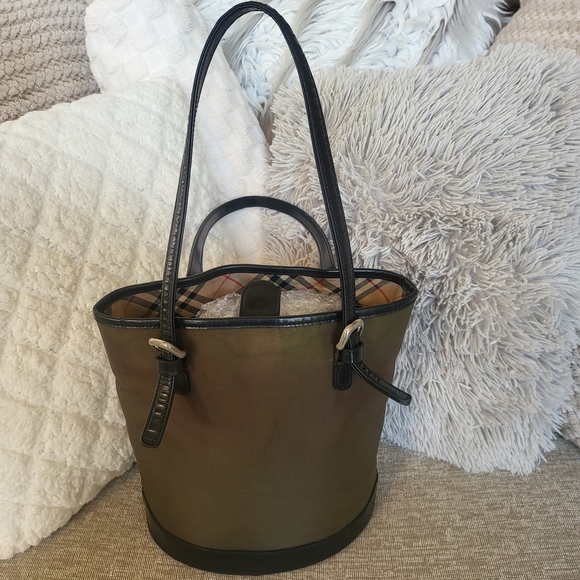 Burberry Green and Black Tote Bag with Sleek Design - Picture 2 of 9